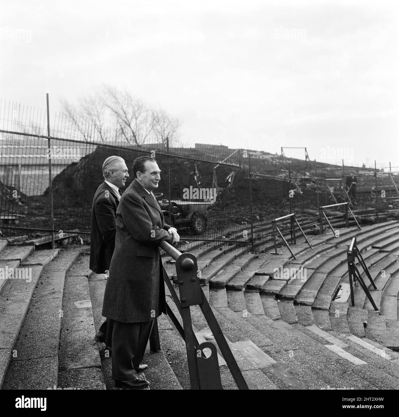 Hull City Football Club. Cliff Britten, der Club Manager, und sein Präsident Harold Needler überprüfen die Gründungsarbeiten für einen neuen Stand. 16.. März 1965. Stockfoto