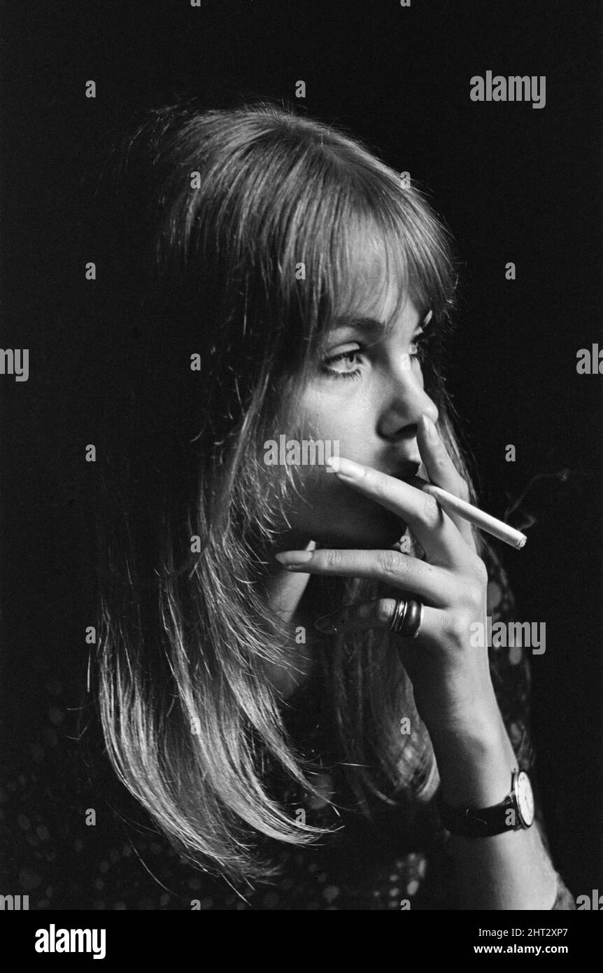 Jean Shrimpton, Model und Schauspieler, abgebildet während der Presseankündigung von 'Privilege', einem Film aus dem Jahr 1967, spielt Jean zusammen mit dem Ex-Manfred-man-Sänger Paul Jones. Die Geschichte wird als erzählter Dokumentarfilm präsentiert, der in einem demnächst erscheinenden englischen Film aus dem Jahr 1970s gedreht wird und den desillusionierten Popsänger Steven Shorter (Paul Jones) betrifft, der die meistgeliebte Berühmtheit des Landes ist. Seine Bühnenshow beinhaltet, dass er mit Handschellen auf der Bühne in einer Gefängniszelle auftaucht und von der Polizei geschlagen wird, zum Entsetzen und zur Sympathie des Publikums. Es wird beschrieben, dass die beiden wichtigsten Parteien Englands eine Koalitionsregierung A gebildet haben Stockfoto