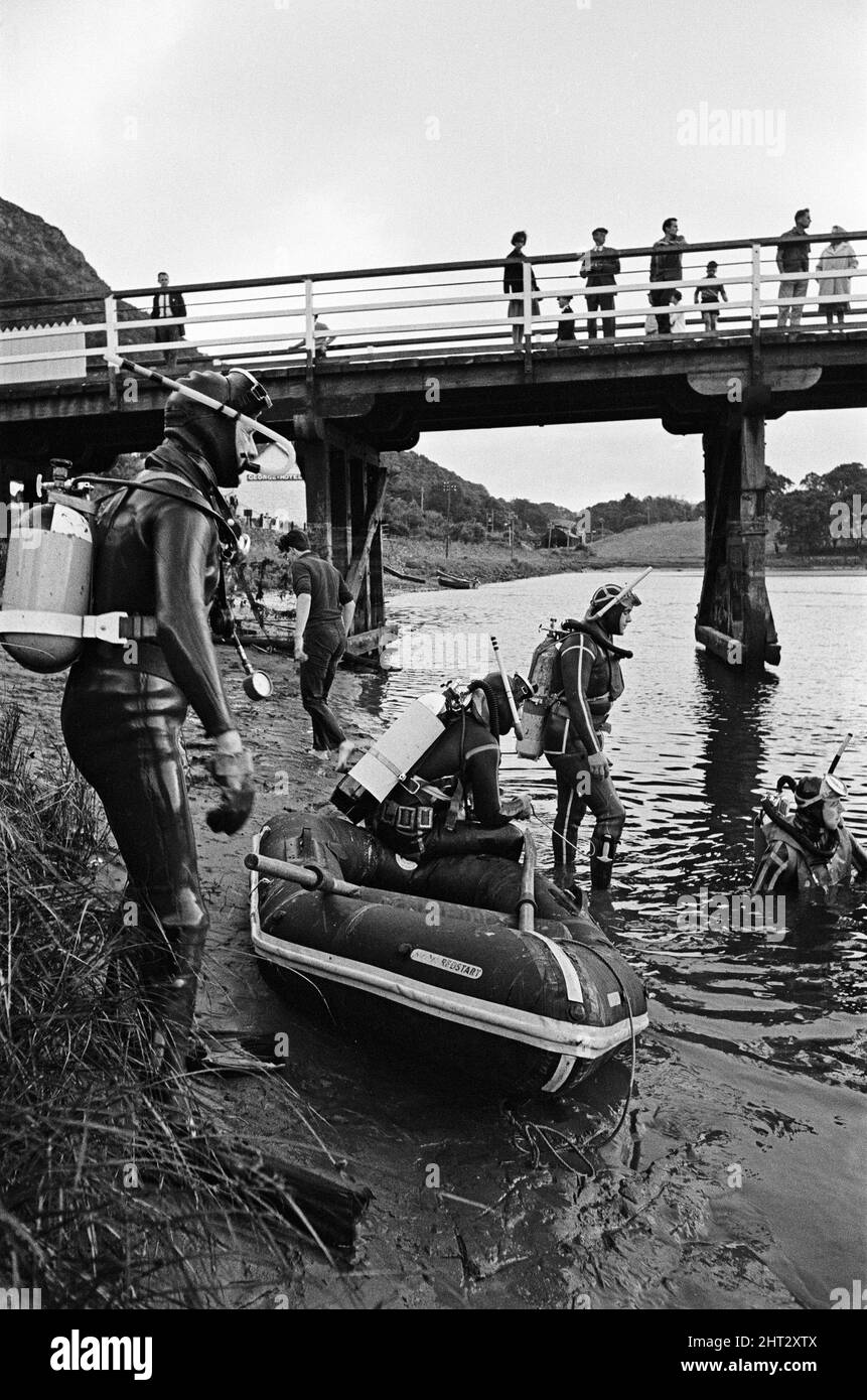 Das Ausflugsboot Prince of Wales kenterte und kippte seine 39 Passagiere am 22.. Juli 1966 in die Mawddach-Mündung in Penmaenpool, Merioneth, Nordwales. Der Ausflug am Sommernachmittag wurde zu einem plötzlichen Überlebenskampf, als das Boot eine U-Drehung in Richtung eines Landungssteg machte. Der Prinz von Wales wurde gegen eine Mautbrücke gefegt. Ein Loch wurde im Boot gerissen und es sank in drei Minuten. Das führte zu 15 Todesfällen, darunter 4 Kinder. Abgebildet, 23.. Juli 1966. Stockfoto