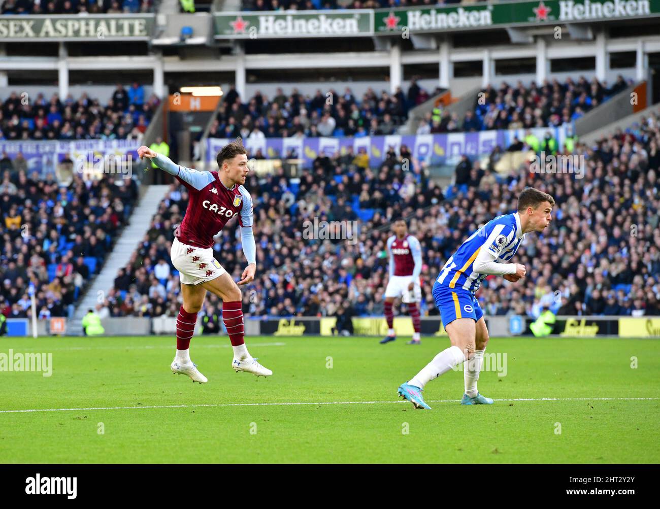 Brighton, Großbritannien. 26.. Februar 2022. Matthew Cash von Aston Villa schießt und punktet während des Premier League-Spiels zwischen Brighton & Hove Albion und Aston Villa am 26. 2022. Februar im Amex in Brighton, England. (Foto von Jeff Mood/phcimages.com) Quelle: PHC Images/Alamy Live News Stockfoto