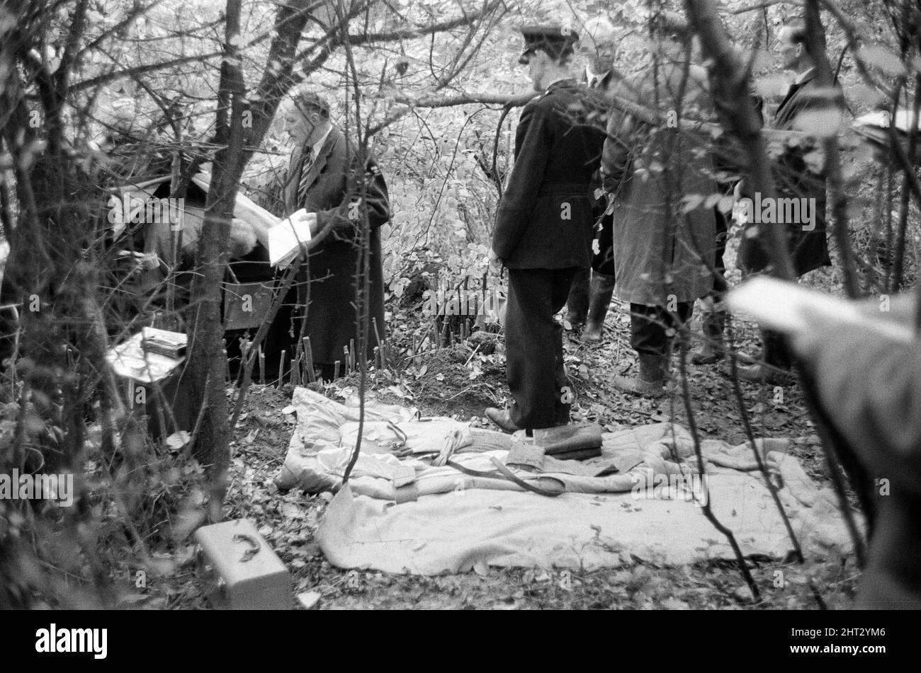 Harry Roberts wollte im Zusammenhang mit der Erschießung von drei Londoner Polizisten wurde heute in einem Wald bei Bishops Stortford in Herts wieder aufgenommen. Roberts, der seit mehr als drei Monaten gesucht wird, gab ohne Probleme der Polizei sgt Peter Smith nach. In einem getarnten Zelt am Rande von Thorley Wood entdeckte die Polizei eines der geschickt ausgeklügeltesten Verstecke, die je bekannt waren, wo Roberts in den letzten sechs Wochen gelebt hat. Das Zelt ist 5ft hoch an seinem höchsten Punkt und von einer Plastikfolie getarnt und enthielt eine Fülle von Lebensmitteln und Brennstoffen. Ein Camp-Bett und ein Aluminium-Stuhl wie wir Stockfoto