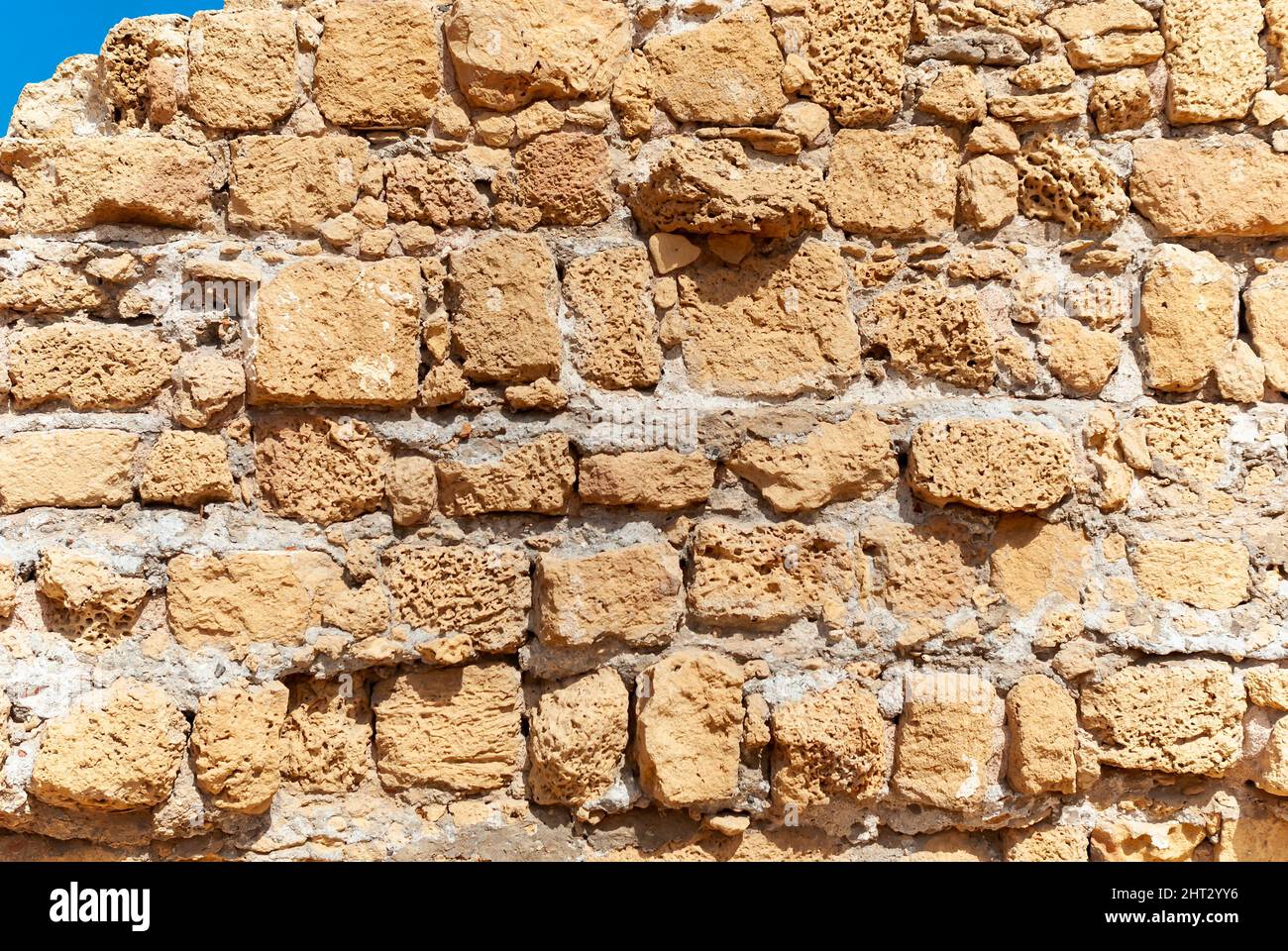 Israel. Die Mauer einer alten Festung in Caesarea Stockfoto