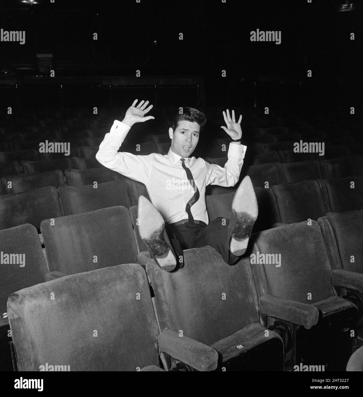 Cliff Richard im Londoner Palladium, wo er die letzte Woche im Pantomime Aladdin auftaucht. 5.. April 1965. Stockfoto