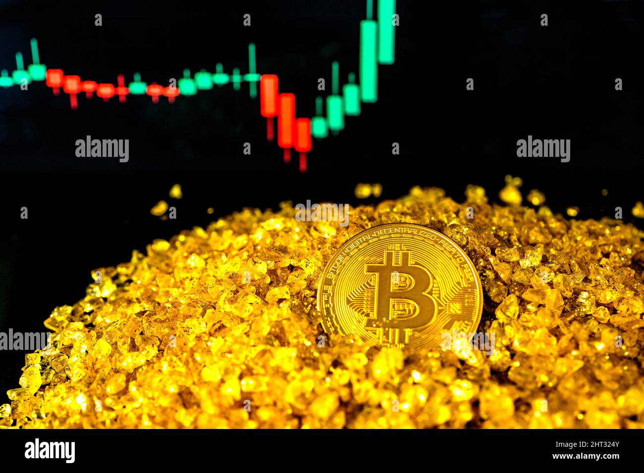Bitcoin-Münze auf dem Berg aus Goldkristall-Mineralstein. Hintergrund für das Aktienwachstum verschwommen. Das Diagramm zeigt einen starken Anstieg des Bitcoin-Preises. Zoll Stockfoto