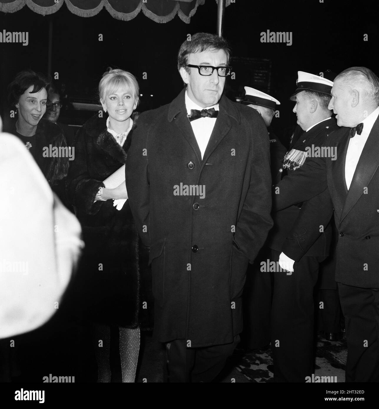 Peter Sellers und seine Frau Britt Ekland kommen im Empire, Leicester Square, zur Premiere des Films 'Lady L' an. 25.. November 1965. Stockfoto