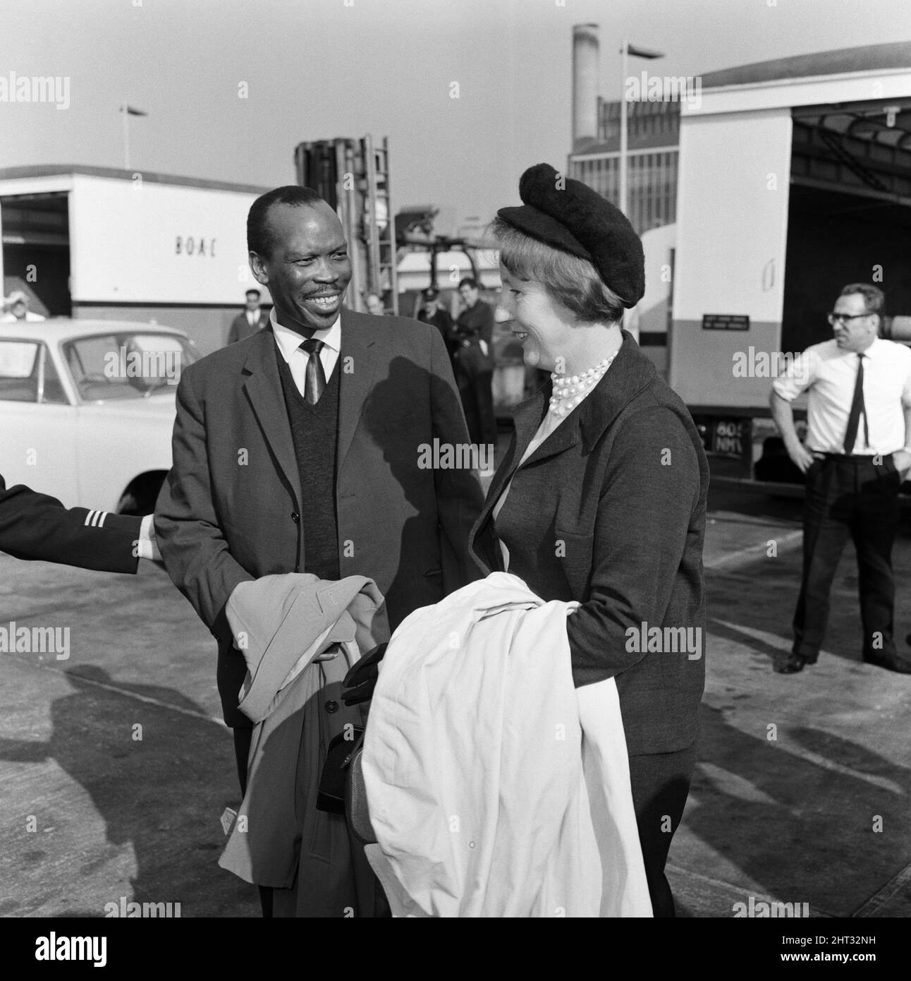 Der Premierminister von Bechuanaland, Seretse Khama, und seine Frau Ruth Williams Khama kommen aus Südafrika am Flughafen London an. 20.. Oktober 1965. Stockfoto