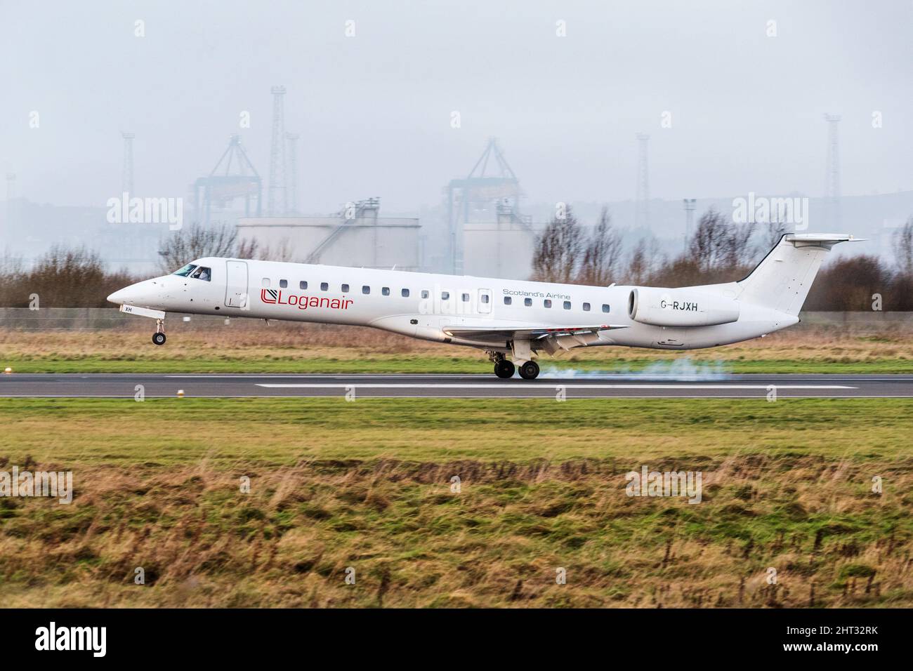 Loganair Embraer EMB145 G-RJXH bei Ankunft am Belfast City Airport 291221 Stockfoto
