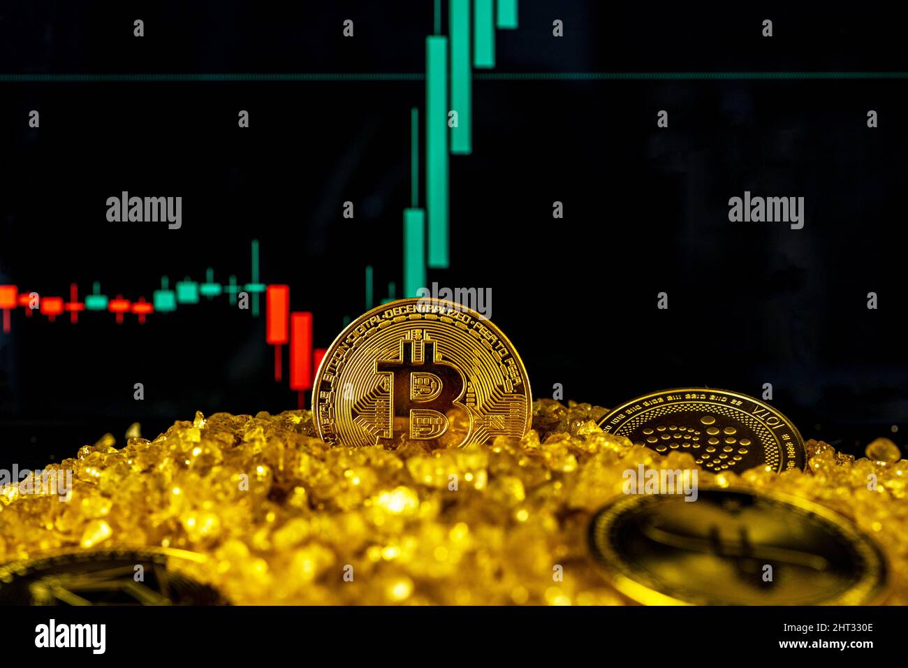 Nizza, Frankreich - 26.02.2022: Münze von Bitcoin und Altmünzen auf dem Goldkristall-Mineralsteinberg. Hintergrund für das Aktienwachstum verschwommen. Das Diagramm zeigt einen starken Anstieg des Bitcoin-Preises. Stockfoto