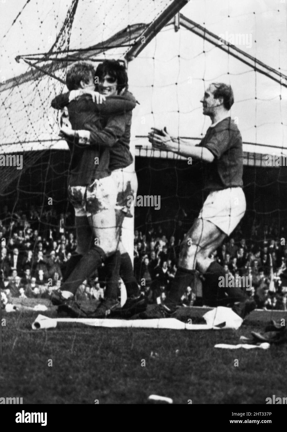 Wölfe 2-4 Manchester United, FA Cup Fünfte Runde Spiel in Molineux, Denis Law wird zu seinem Ziel von jubelten Teamkollegen George Best (Mitte) und Bobby Charlton, Samstag, 5.. März 1966, gratuliert. Stockfoto
