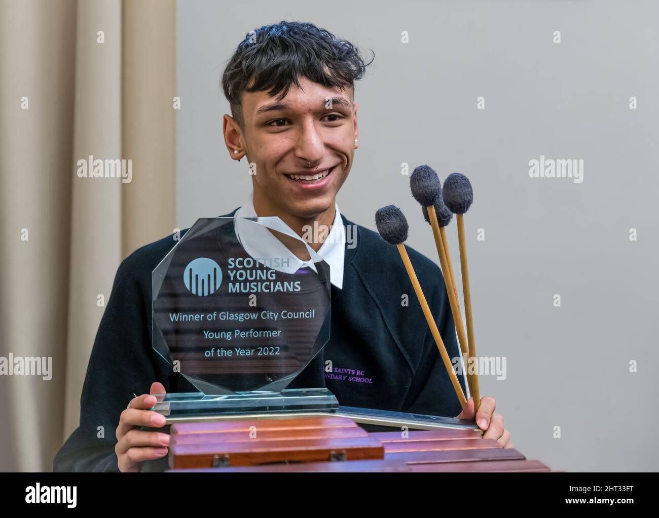 Akshar Abdullah mit Preisprophäe, Gewinner des Glasgow Scottish Young Musician Music Competition, Schottland, Großbritannien Stockfoto