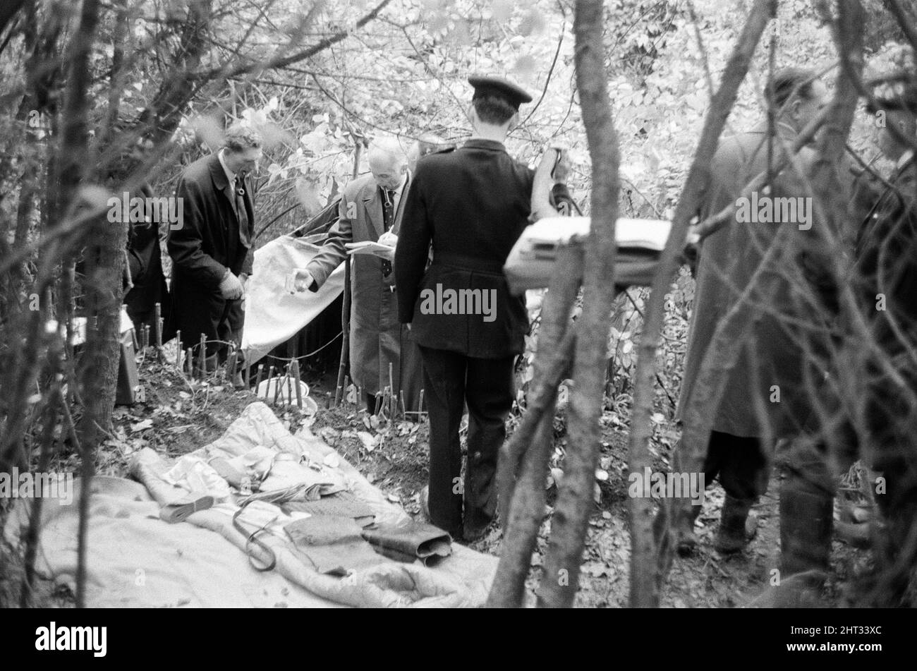 Harry Roberts wollte im Zusammenhang mit der Erschießung von drei Londoner Polizisten wurde heute in einem Wald bei Bishops Stortford in Herts wieder aufgenommen. Roberts, der seit mehr als drei Monaten gesucht wird, gab ohne Probleme der Polizei sgt Peter Smith nach. In einem getarnten Zelt am Rande von Thorley Wood entdeckte die Polizei eines der geschickt ausgeklügeltesten Verstecke, die je bekannt waren, wo Roberts in den letzten sechs Wochen gelebt hat. Das Zelt ist 5ft hoch an seinem höchsten Punkt und von einer Plastikfolie getarnt und enthielt eine Fülle von Lebensmitteln und Brennstoffen. Ein Camp-Bett und ein Aluminium-Stuhl wie wir Stockfoto