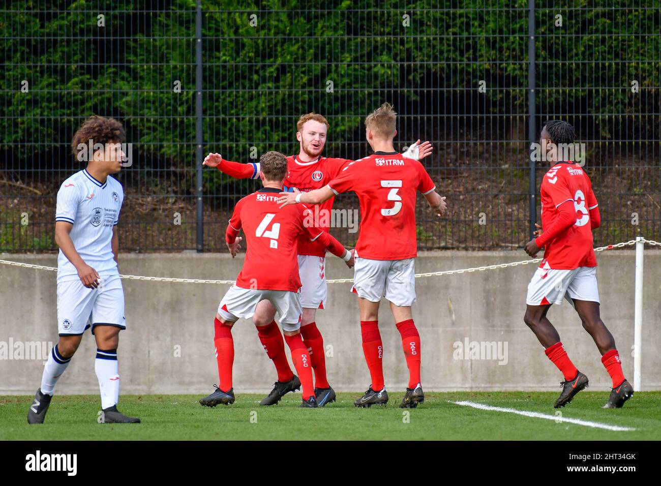 Swansea, Wales. 26. Februar 2022. Mack Reilly von Charlton Athletic unter 18s Jahren feiert das dritte Tor seiner Mannschaft mit Teamkollegen während des Spiels der Professional Development League zwischen Swansea City unter 18s und Charlton Athletic unter 18s Jahren an der Swansea City Academy in Swansea, Wales, Großbritannien am 26. Februar 2022. Quelle: Duncan Thomas/Majestic Media. Stockfoto