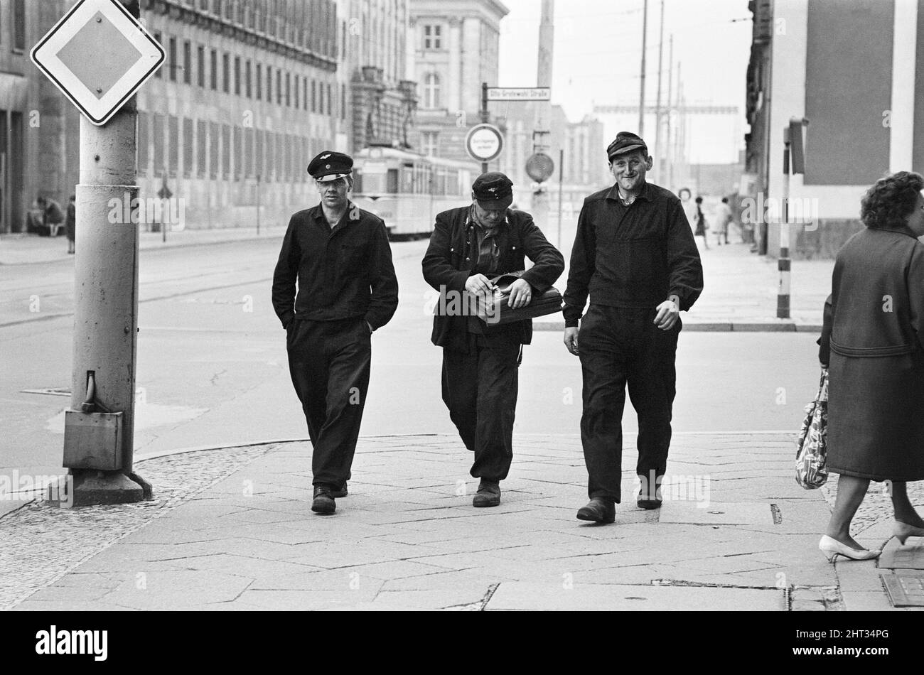 Szenen in Ost-Berlin, vier Jahre nach Beginn der Arbeiten am Bau der Berliner Mauer, die Ost und West trennt. Transportarbeiter, die nach dem Ende ihrer Schicht abreisen. 26. Mai 1965. Stockfoto