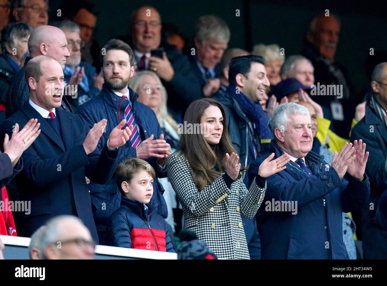 Der Herzog und die Herzogin von Cambridge und Prinz George auf der Tribüne während des Guinness Six Nations-Spiels im Twickenham Stadium, London. Bilddatum: Samstag, 26. Februar 2022. Stockfoto