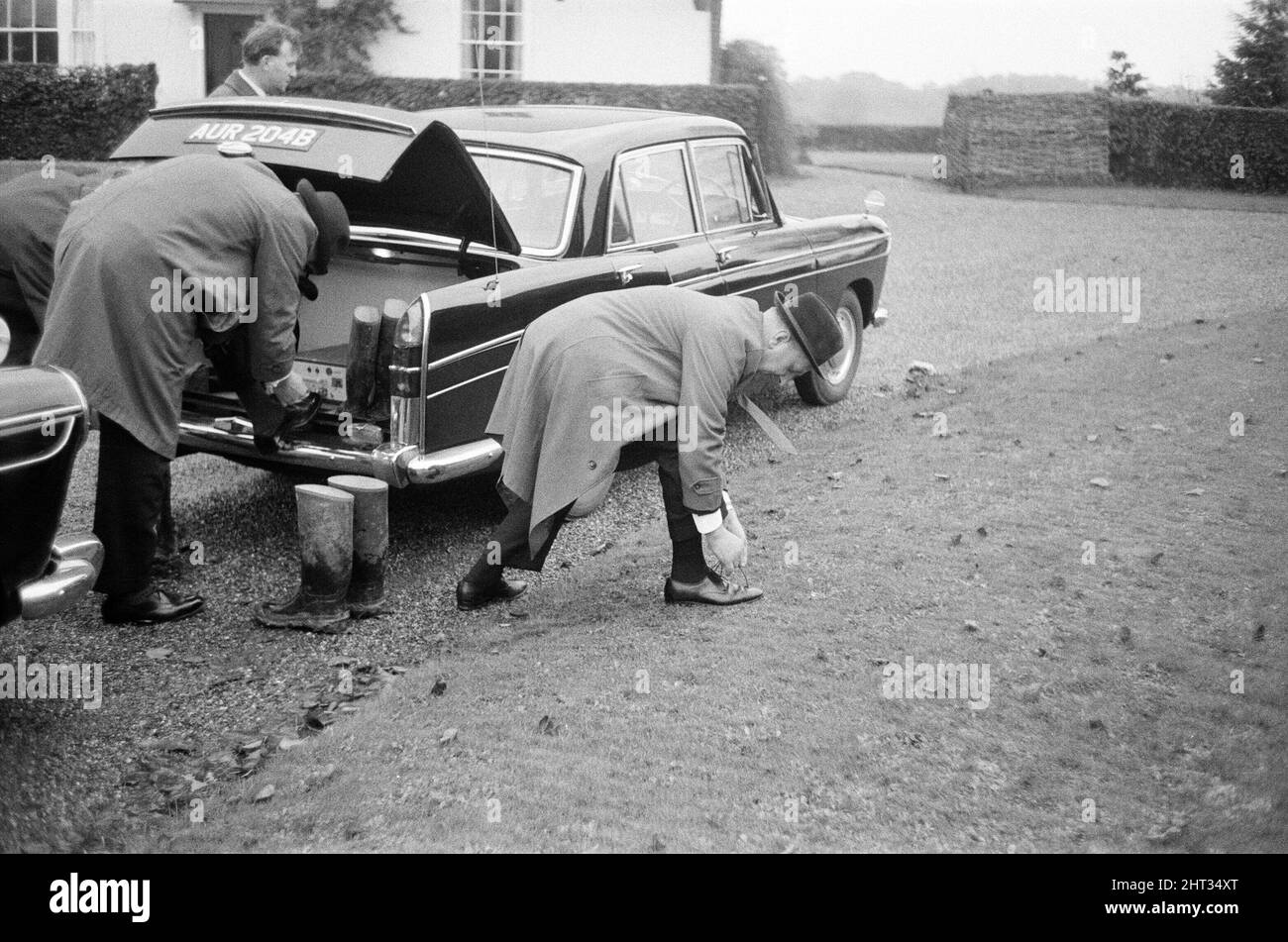 Harry Roberts wollte im Zusammenhang mit der Erschießung von drei Londoner Polizisten wurde heute in einem Wald bei Bishops Stortford in Herts wieder aufgenommen. Roberts, der seit mehr als drei Monaten gesucht wird, gab ohne Probleme der Polizei sgt Peter Smith nach. In einem getarnten Zelt am Rande von Thorley Wood entdeckte die Polizei eines der geschickt ausgeklügeltesten Verstecke, die je bekannt waren, wo Roberts in den letzten sechs Wochen gelebt hat. Das Zelt ist 5ft hoch an seinem höchsten Punkt und von einer Plastikfolie getarnt und enthielt eine Fülle von Lebensmitteln und Brennstoffen. Ein Camp-Bett und ein Aluminium-Stuhl wie wir Stockfoto