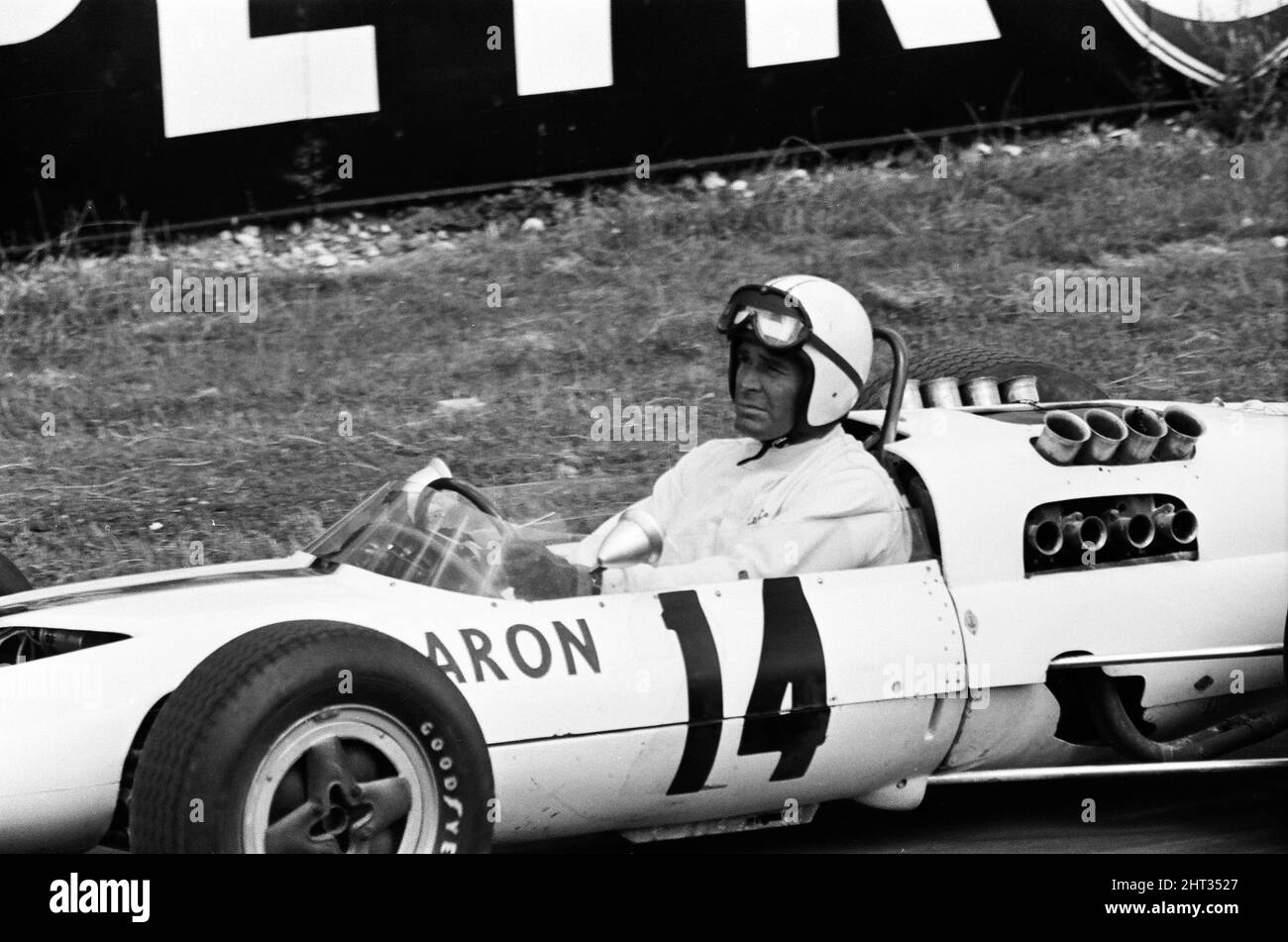 Dreharbeiten zum MGN-Film „Grand Prix“ bei Brands Hatch in Kent im Juli 1966. Schauspieler James Garner ist der amerikanische Grand-Prix-Fahrer Pete Aron, der von seinem Jordan-BRM-Rennteam gefeuert wird und für das japanische Yamura-Team fährt. Im Bild: Während der Dreharbeiten musste James Garner seinen Rennwagen (kein Stunt-Mann) für 1/2 eine Meile rund um Brands Hatch Circuit fahren, während er in Brand war. James hielt kurz nach der Ziellinie an und sprang aus dem Cockpit, als Flammen das Auto umschlingen. Feuerwehrmänner waren bereit, die Flammen zu löschen. James Garner ist während der Dreharbeiten zu diesem Film für £1million versichert. Stockfoto