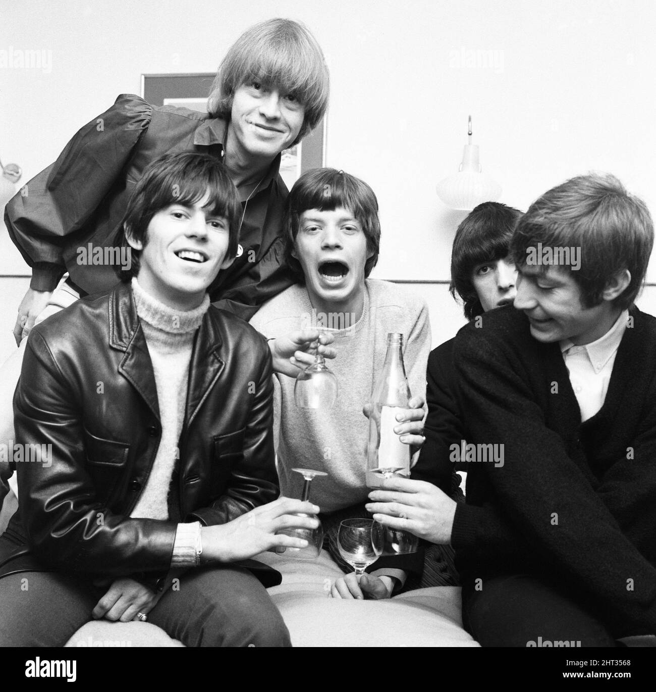 Rolling Stones feiern in ihrem Hotel in Manchester, nachdem sie die Nachricht gehört haben, dass ihr neuestes Album „The Last Time“ in der Hitparade den ersten Platz erreicht hat.8.. März 1965. Stockfoto