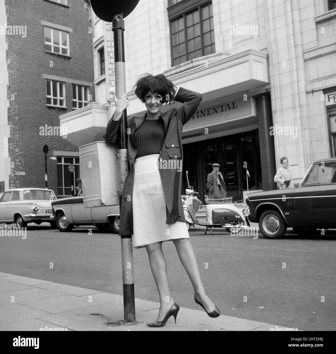 Amanda Barrie, Schauspielerin, abgebildet vor ihrem Auftritt in der Komödie „A Publish Mischief“ in Blackpool. Das Stück geht im Mai 1965 nach London. Co - Stars George Cole. Bild aufgenommen am 27.. April 1965. Stockfoto