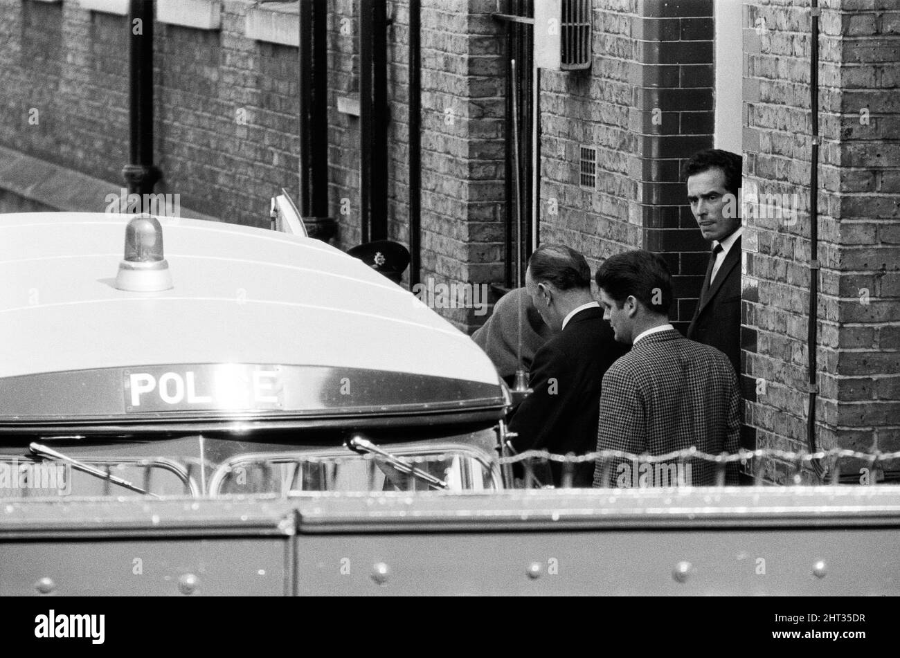 John Witney, einer der mutmaßlichen Mörder der drei Polizisten, die auf Shepherds Bush geschossen wurden, wird von einer Decke bedeckt gesehen, als er das Gericht in West-London verlässt. 23.. August 1966. Stockfoto John Witney, einer der mutmaßlichen Mörder der drei Polizisten, die auf Shepherds Bush geschossen wurden, wird von einer Decke bedeckt gesehen, als er das Gericht in West-London verlässt. 23.. August 1966. Stockfoto