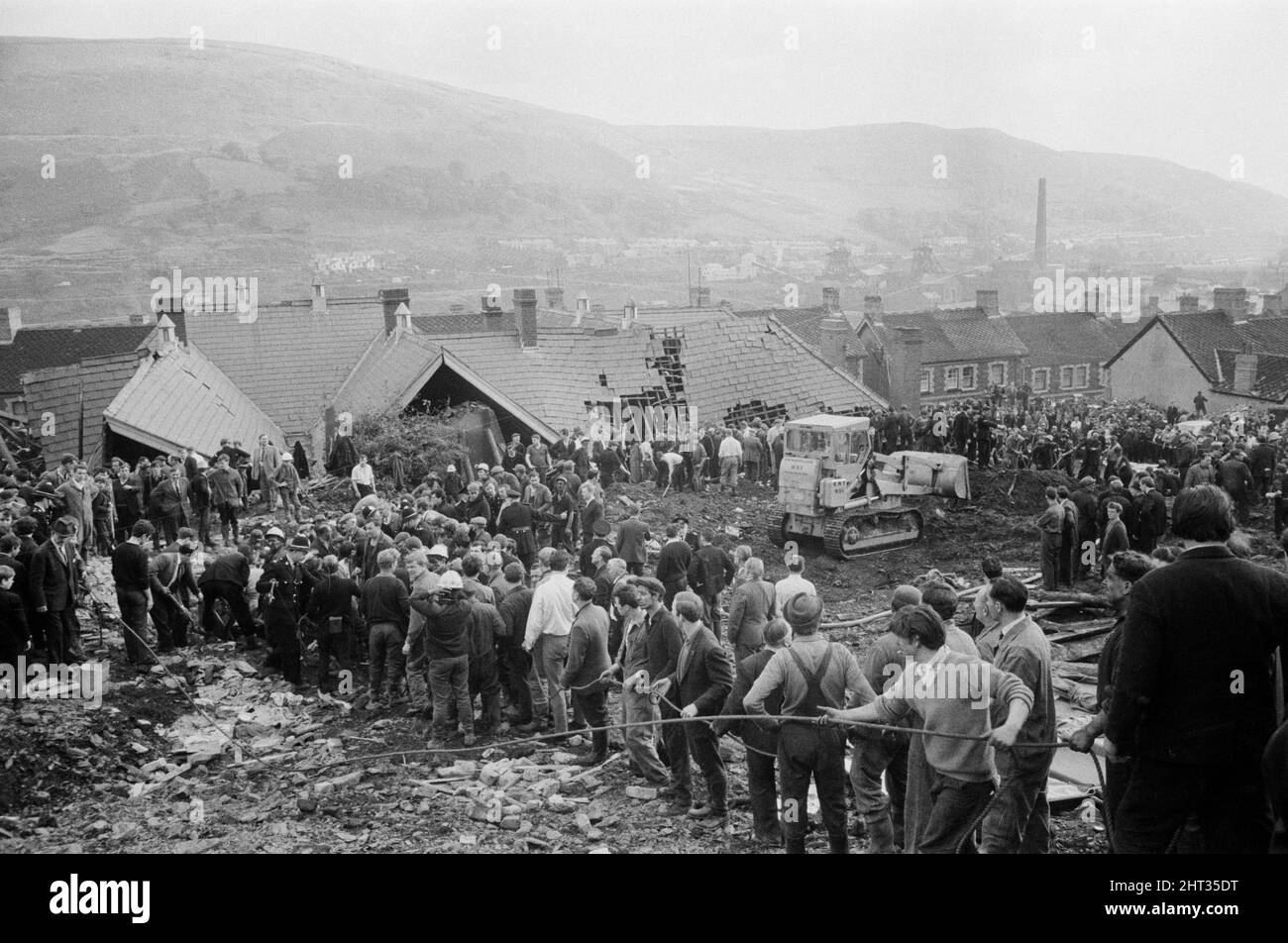 Aberfan, Südwales, um 21.. Oktober 1966 das Bild zeigt den Schlamm und die Verwüstungen, die verursacht wurden, als am 21.. Oktober 1966 die Bergbauschürze hoch über der Stadt herunterkam und die Pantglas Junior School verschlang. Retter, die versuchen, Opfer zu finden und zu helfen, monisten den Schlamm und die Trümmer um den Schulstandort herum. Die Katastrophe von Aberfan war ein katastrophaler Einsturz einer kollidierenden Beute im walisischen Dorf Aberfan, in der Nähe von Merthyr Tydfil. Es wurde durch eine Ansammlung von Wasser in den angesammelten Felsen und Schiefer verursacht, die plötzlich begann, in Form von Schlamm bergab zu rutschen und verschlang die Stockfoto