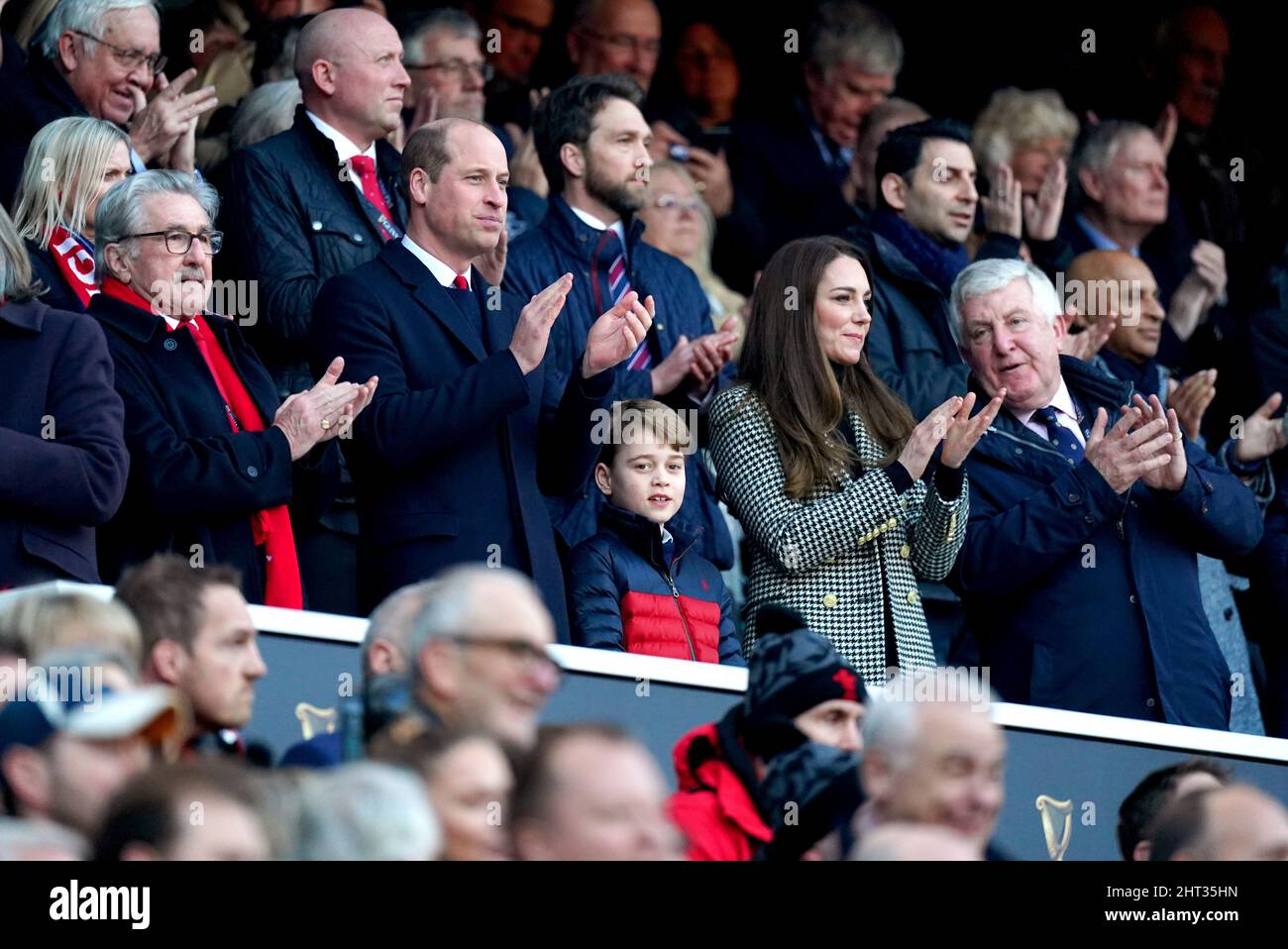 Der Herzog und die Herzogin von Cambridge und Prinz George auf der Tribüne während des Guinness Six Nations-Spiels im Twickenham Stadium, London. Bilddatum: Samstag, 26. Februar 2022. Stockfoto