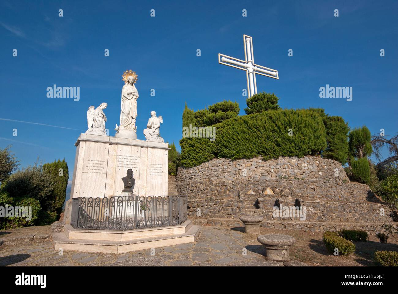 Kreuz und Statuen der Jungfrau Maria und der Heiligen Erzengel Michael und Gabriel, Heiligtum von Canoscio, Città di Castello, Oberes Tibertal, Umbrien, Italien Stockfoto