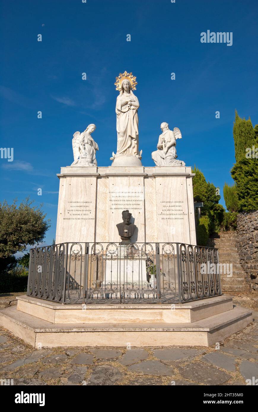 Statuen der Jungfrau Maria und der Heiligen Erzengel Michael und Gabriel, Heiligtum von Canoscio, Città di Castello, Oberes Tibertal, Umbrien, Italien Stockfoto