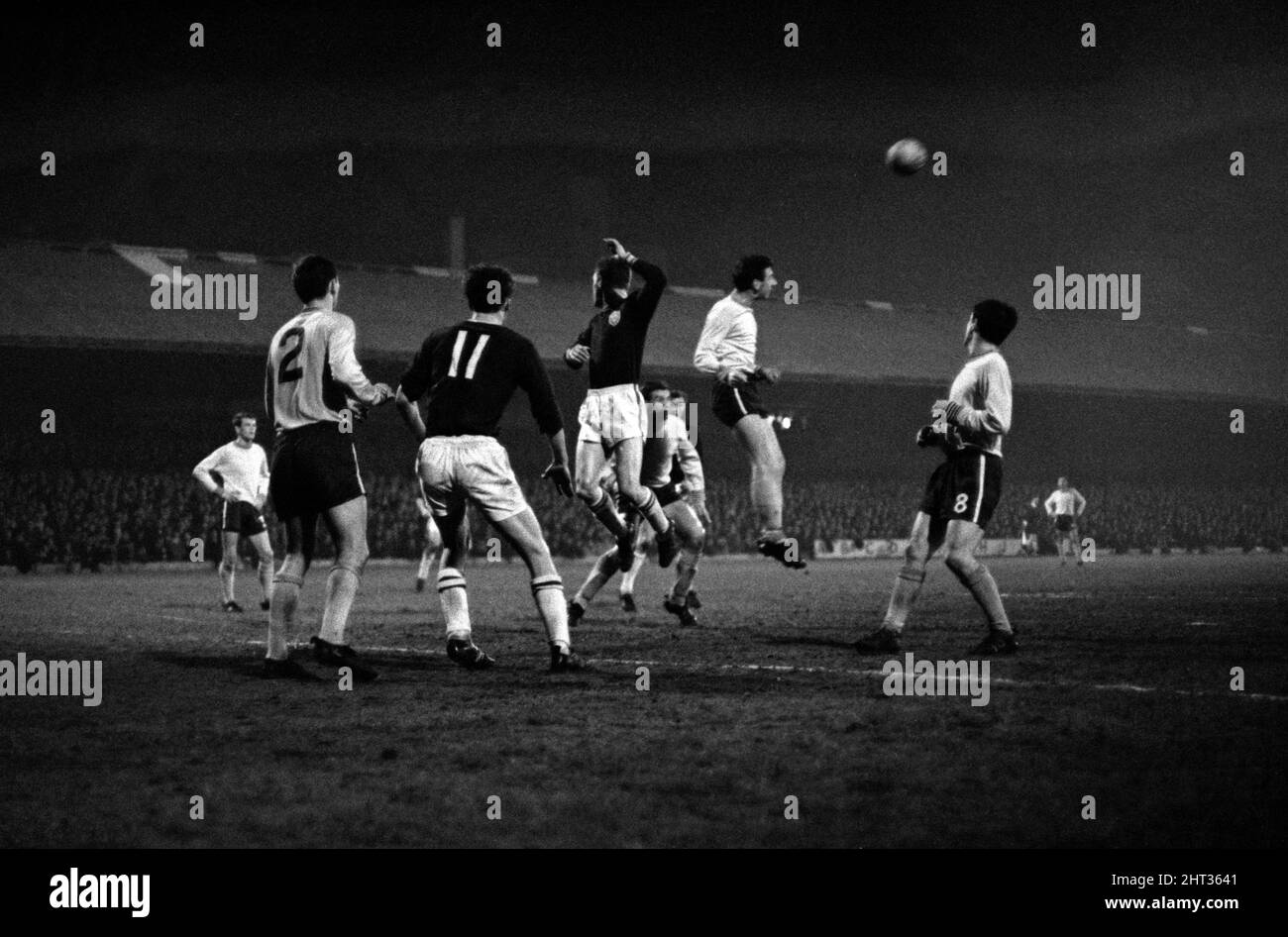 League Cup Finale 1965. Leicester City gegen Chelsea. Chelsea's Mortimore räumt aus einer Ecke in Leicester auf. April 5. 1965. Stockfoto