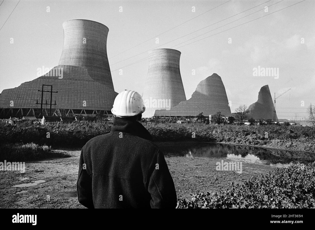Stürme, die 100 Meilen pro Stunde überstiegen, haben drei riesige Betontürme in Schutt und Asche auf dem britischen Kraftwerk „Pride of Europe“ geschlagen. Als die Winde ihren Höhepunkt im Norden erreichten, stürzten die 375ft Kühltürme, die aus 24.000 Tonnen Beton gebaut wurden und jeweils 290.000 ¿kosteten, nacheinander in die hier abgebildeten Ruinen. Die Türme wurden erst kürzlich auf dem 50 Hektar großen Gelände in der Nähe von Leeds, Yorkshire, fertiggestellt, wo die ¿68.000.000 Ferrybridge C Station im Bau ist. 1.. November 1965. Stockfoto
