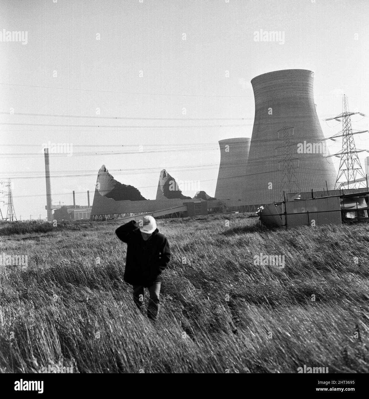 Stürme, die 100 Meilen pro Stunde überstiegen, haben drei riesige Betontürme in Schutt und Asche auf dem britischen Kraftwerk „Pride of Europe“ geschlagen. Als die Winde ihren Höhepunkt im Norden erreichten, stürzten die 375ft Kühltürme, die aus 24.000 Tonnen Beton gebaut wurden und jeweils 290.000 ¿kosteten, nacheinander in die hier abgebildeten Ruinen. Die Türme wurden erst kürzlich auf dem 50 Hektar großen Gelände in der Nähe von Leeds, Yorkshire, fertiggestellt, wo die ¿68.000.000 Ferrybridge C Station im Bau ist. 1.. November 1965. Stockfoto