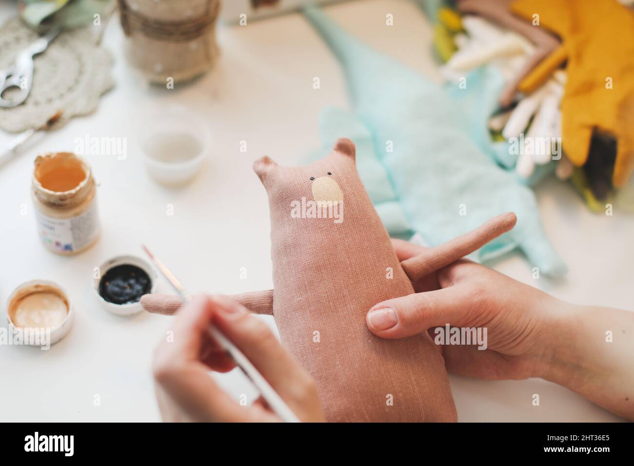 Prozess der Herstellung von niedlichen handgefertigten Spielzeug. Stockfoto