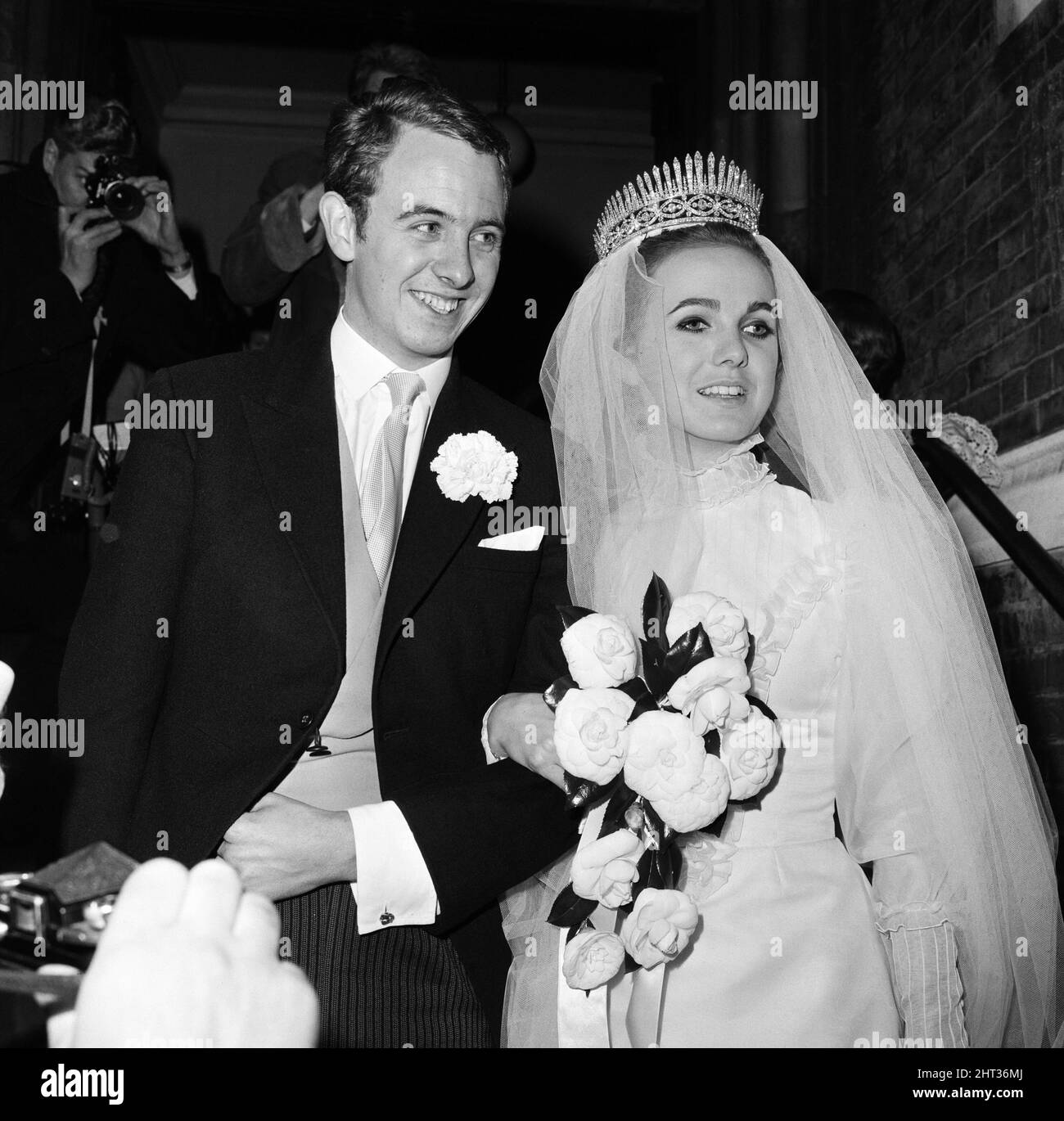 Lady Sarah Curzon, 21, heiratet Piers Courage, den Sohn von Richard Courage, Chariman der Brauerei. Sie ist die jüngste Tochter des verstorbenen Earl Howe und Sybil, Gräfin Howe, von Penn. Holy Trinity, Brompton, London. 29.. März 1966. Stockfoto