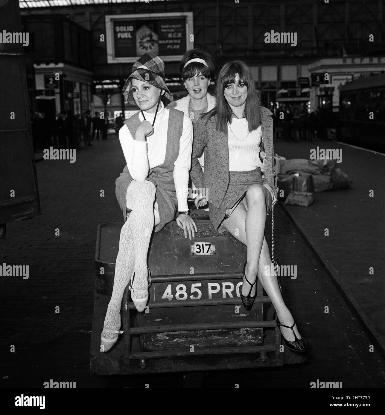 Abgebildet ist der Teil der Besetzung der neuen Show „Passion Flower Hotel“, die am Freitag in Manchester ihre Weltpremiere feiern wird. L-R: Franzeske Annis, Pauline Collins und Jean Muir. 26.. Juli 1965. Stockfoto