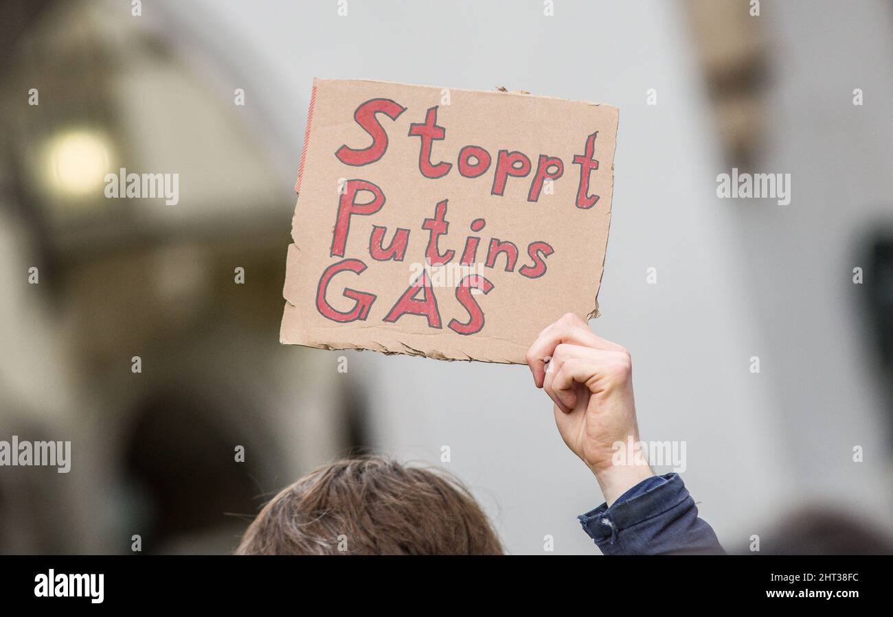 München, Bayern, Deutschland. 26.. Februar 2022. Forderungen, Europa vom russischen Gas zu entkoppeln. Während Kiew kurz davor steht, in russische Truppen einzumarschieren, schlossen sich über 5.000 in München zahllosen Protesten auf der ganzen Welt an, die eine Beendigung des Krieges durch Russland sowie entschlossene Maßnahmen der NATO, Deutschlands, der EU, Und Verbündete der Ukraine, die erklären, dass Putins Pläne nicht in der Ukraine enden, sondern in seinem Traum von einem „Großrussland“ liegen, das ehemalige Republiken der UdSSR einschließt. Die Europäer fordern nun Opfer für die kommenden Monate in Form höherer Lebensmittel- und Energiepreise in Ordnung Stockfoto