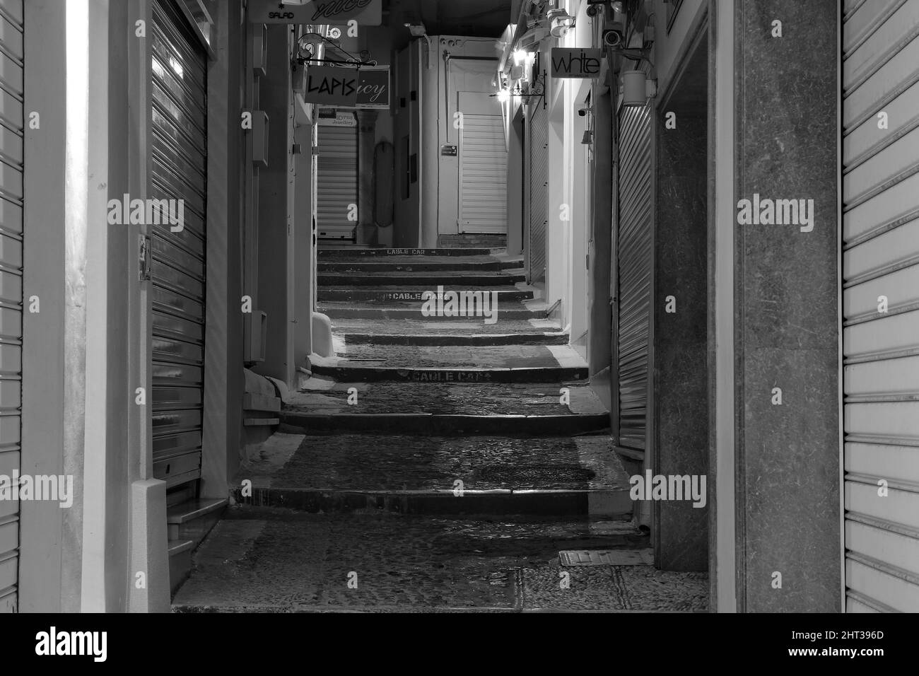 Santorini, Griechenland - 9. Mai 2021 : eine leere Gasse mit geschlossenen Geschäften im Zentrum von Fira Santorini Stockfoto