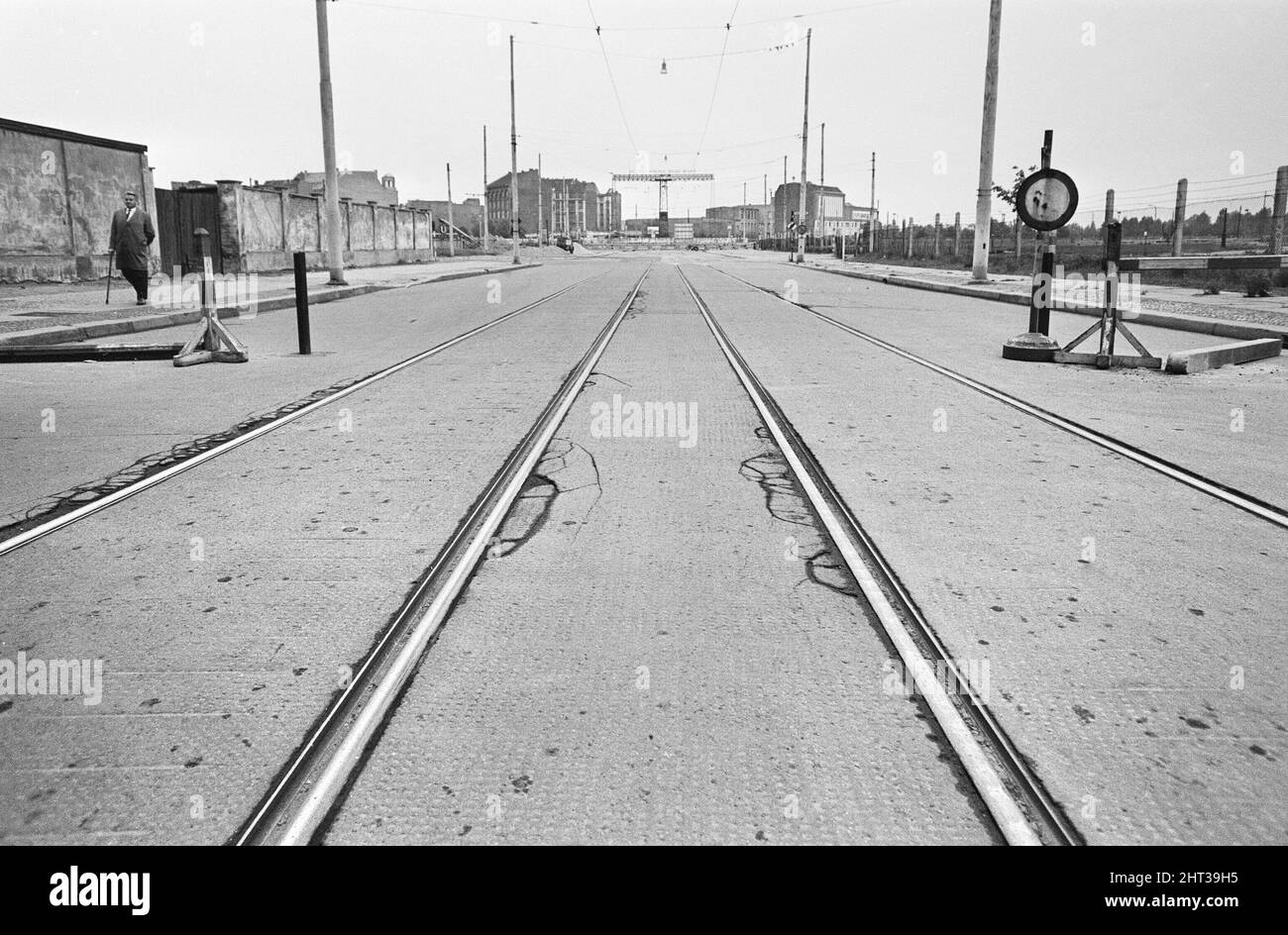 Szenen in Ost-Berlin, vier Jahre nach Beginn der Arbeiten am Bau der Berliner Mauer, die Ost und West trennt. Straßenbahnlinien, die durch die Stadt fahren. 26. Mai 1965. Stockfoto
