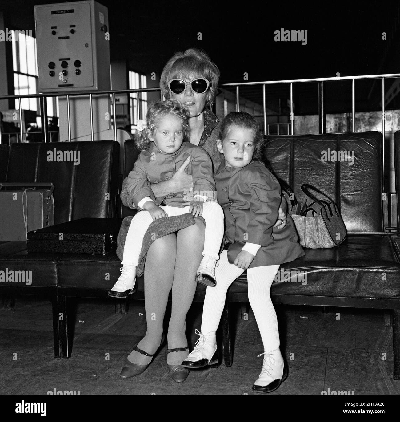 Petula Clark und ihre Kinder Catherine (2 Jahre) und Barbara (3 Jahre) auf dem Weg nach Paris am Flughafen London. 27.. September 1965. Stockfoto