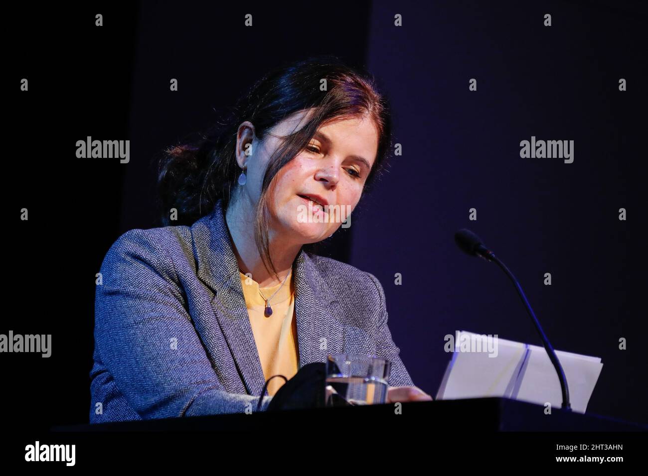 Berlin, Deutschland. 26.. Februar 2022. Die Schriftstellerin Julia Franck liest im Maxim Gorki Theater bei „Sprachlos die Sprache verteidigen: Lesung für die Ukraine“. Quelle: Gerald Matzka/dpa/Alamy Live News Stockfoto