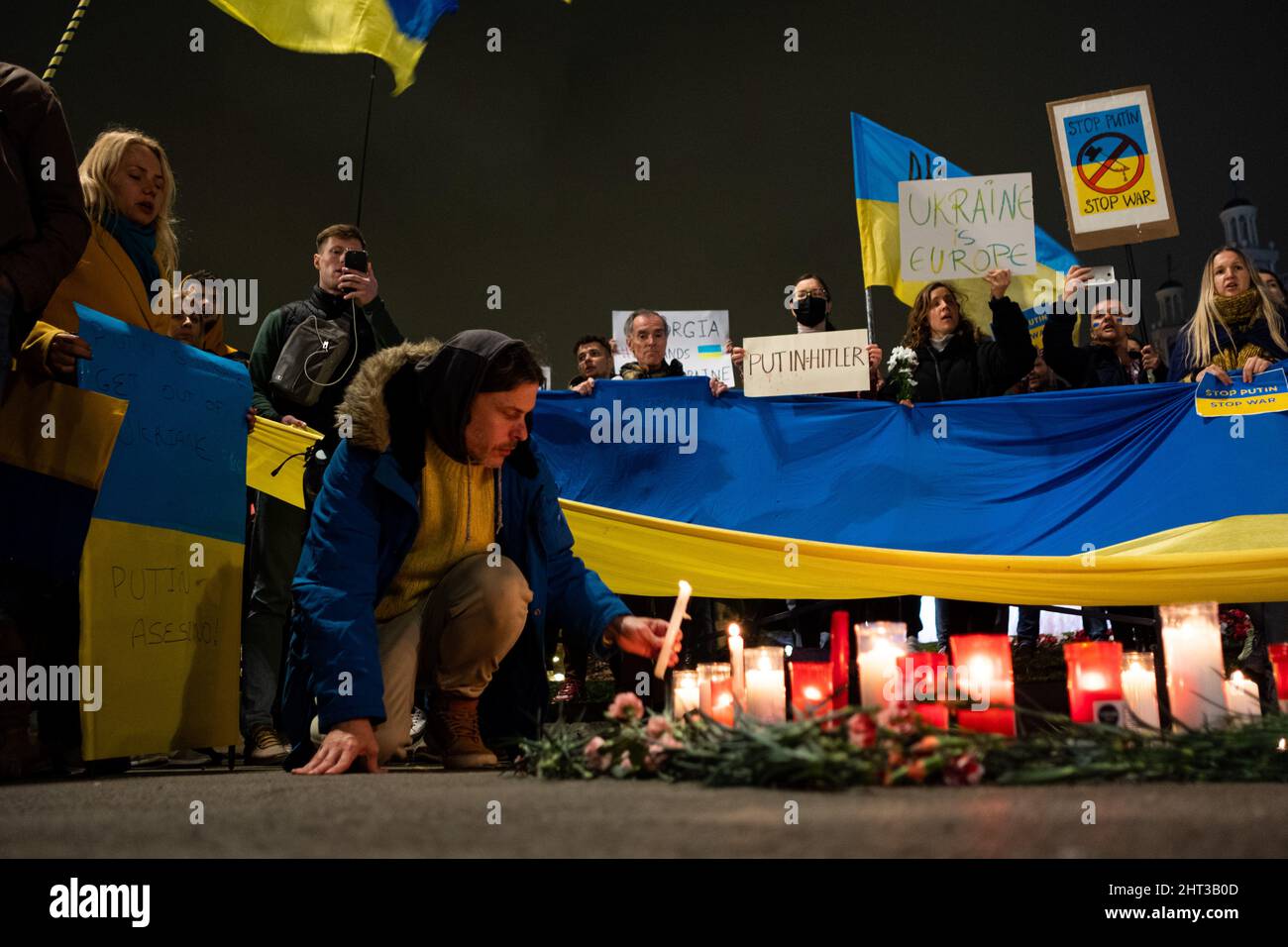 Spanien. 25.. Februar 2022. Am 25. Februar 2022 zündet ein Mann eine Kerze an, während das ukrainische Volk auf dem Catalunya-Platz in Barcelona, Spanien, eine Kundgebung gegen die Invasion der Ukraine durch Russland abhalten wird. Nach dem Angriff der Ukraine auf Befehl von Präsident Wladimir Putin durch das russische Militär fanden in verschiedenen Städten Europas und der Welt Demonstrationen statt. (Foto von Davide Bonaldo/Sipa USA) Quelle: SIPA USA/Alamy Live News Stockfoto