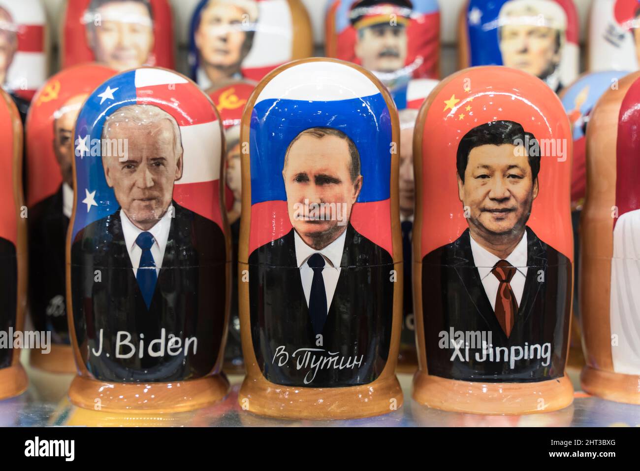 Moskau, Russland - 26. Februar 2022: Putin, Biden und Xi Jinping in Form von russischen Nestpuppen in einem Souvenirladen in Moskau. Beziehungen zwischen Russland, den USA und China. Hochwertige Fotos Stockfoto