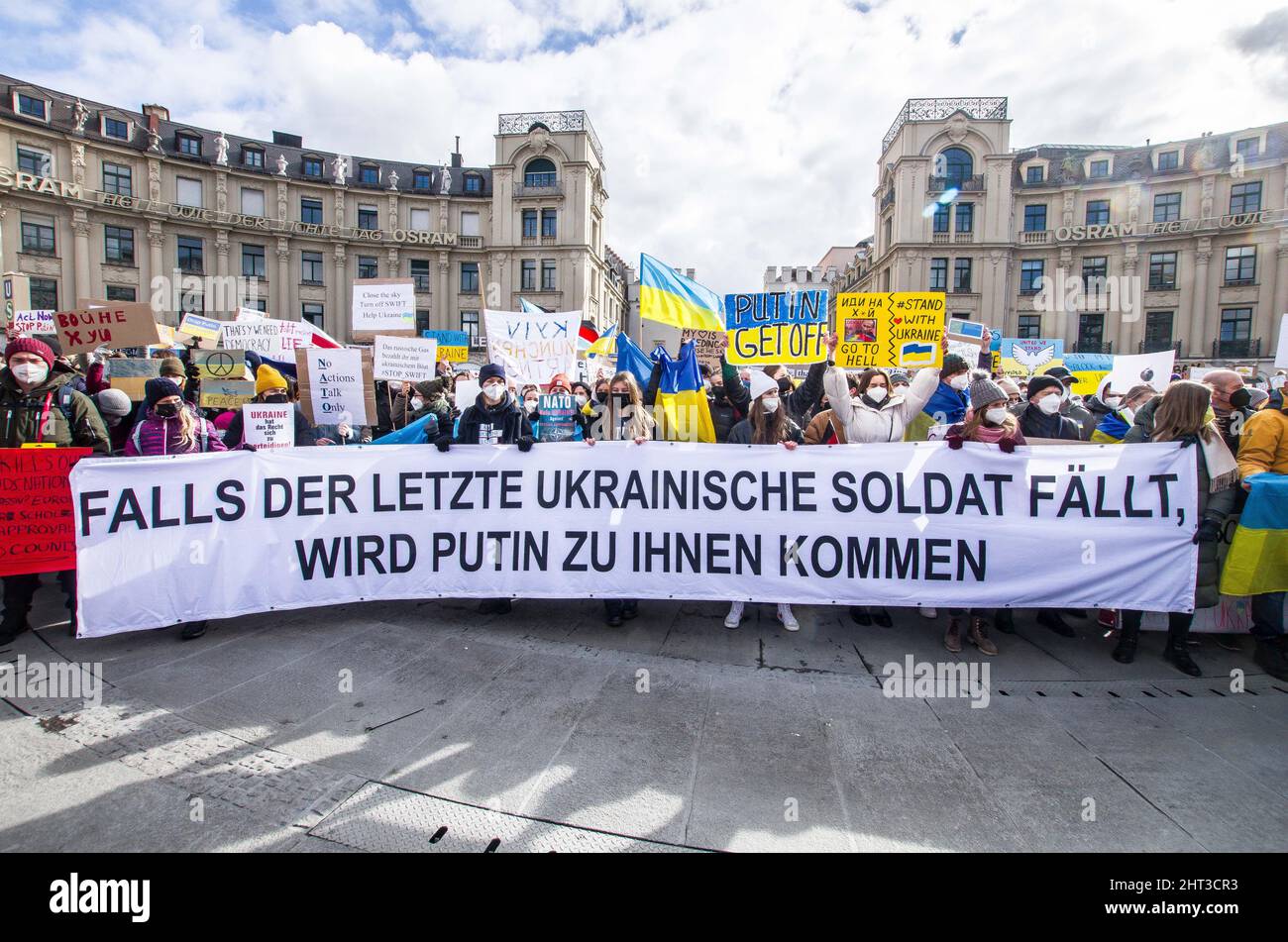 München, Bayern, Deutschland. 26.. Februar 2022. ''Wenn der letzte ukrainische Soldat fällt, wird Putin dann für euch alle kommen''. Während Kiew kurz davor steht, in russische Truppen einzumarschieren, schlossen sich über 5.000 in München zahllosen Protesten auf der ganzen Welt an, die eine Beendigung des Krieges durch Russland sowie entschlossene Maßnahmen der NATO, Deutschlands, der EU, Und Verbündete der Ukraine, die erklären, dass Putins Pläne nicht in der Ukraine enden, sondern in seinem Traum von einem „Großrussland“ liegen, das ehemalige Republiken der UdSSR einschließt. Die Europäer fordern nun Opfer in Form von High für die kommenden Monate Stockfoto