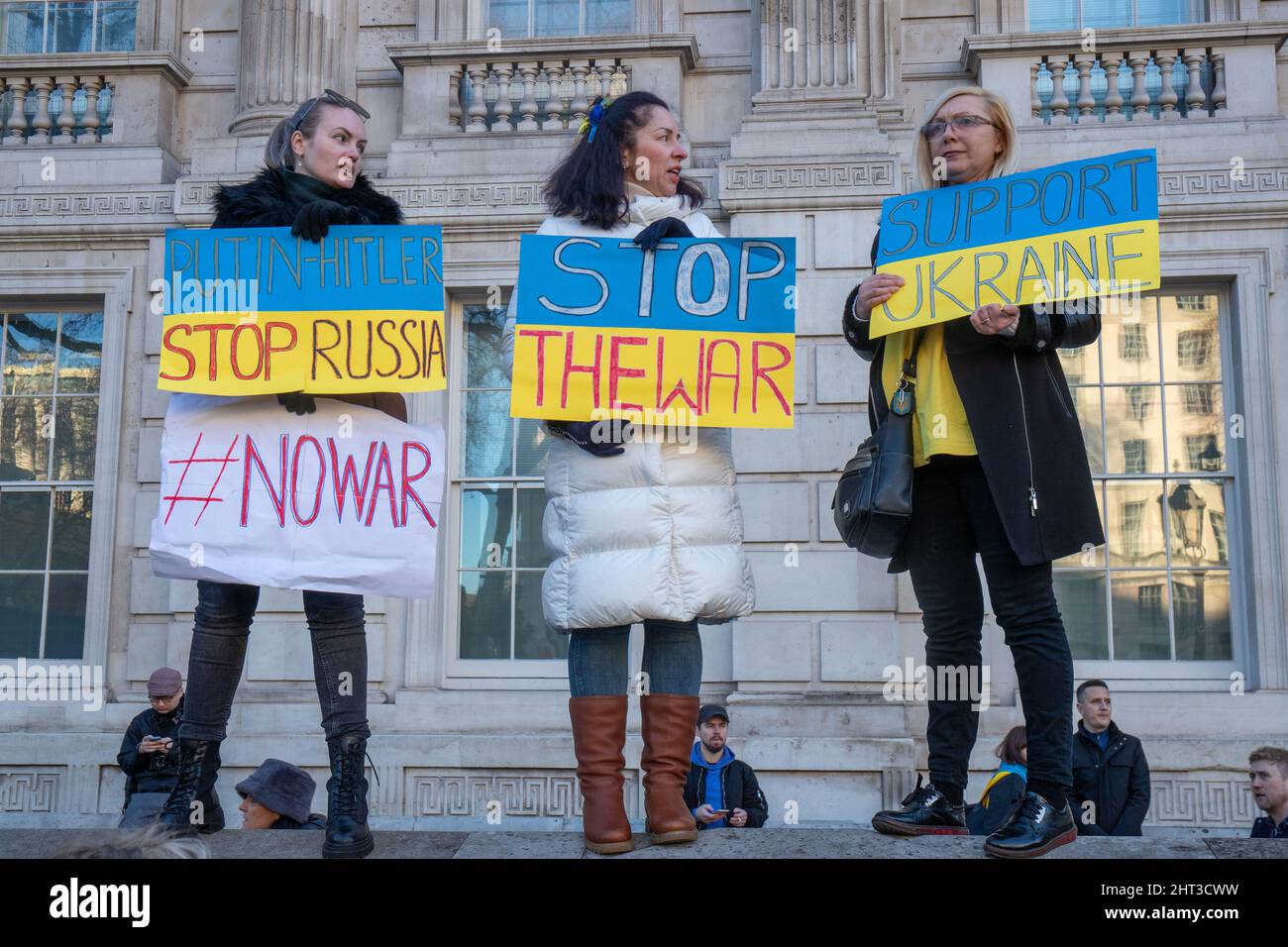 LONDON, FEBRUAR 26 2022 Pro-ukrainische Demonstranten protestieren gegen die russische Invasion in der Ukraine im Londoner Whitehall Stockfoto