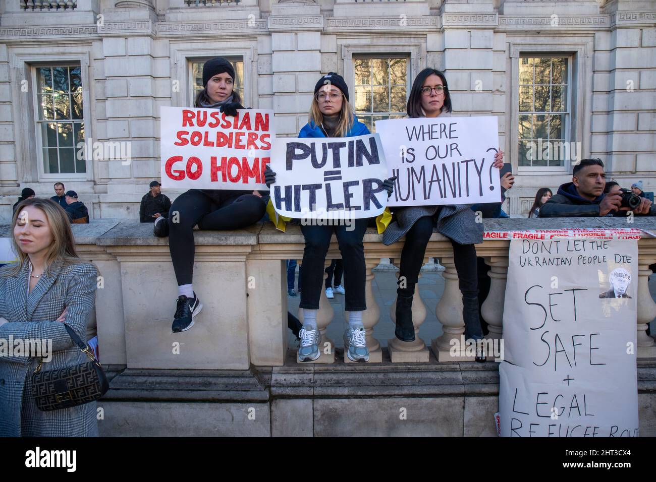 LONDON, FEBRUAR 26 2022 Pro-ukrainische Demonstranten protestieren gegen die russische Invasion in der Ukraine im Londoner Whitehall Stockfoto