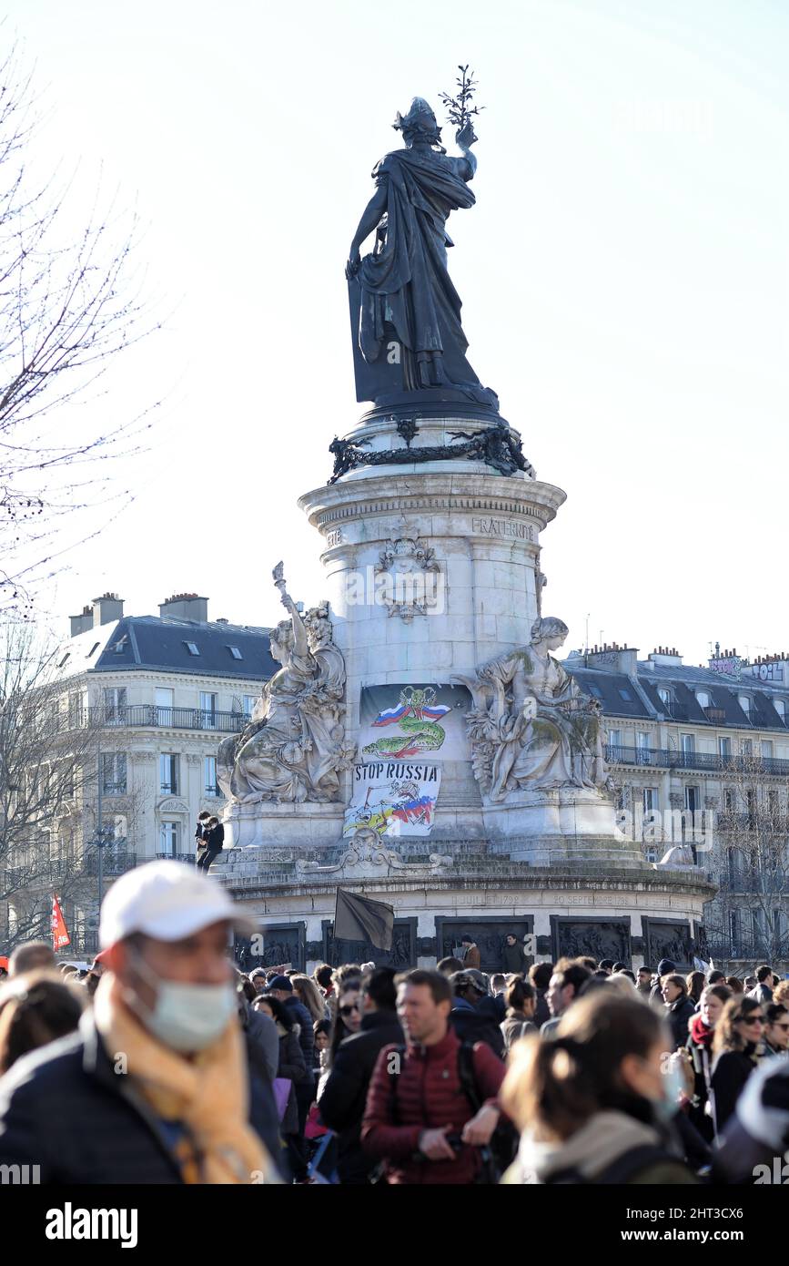 Die Pariser kamen zu dieser Kundgebung gegen die Invasion der Ukraine durch die Truppen des russischen Präsidenten Wladimir Putin. die schilder „Stoop the war“ waren zahlreich Stockfoto