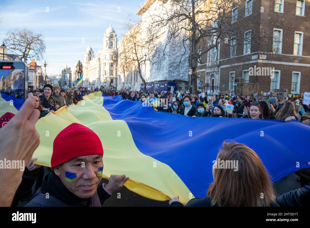 LONDON, FEBRUAR 26 2022 Pro-ukrainische Demonstranten protestieren gegen die russische Invasion in der Ukraine im Londoner Whitehall Stockfoto