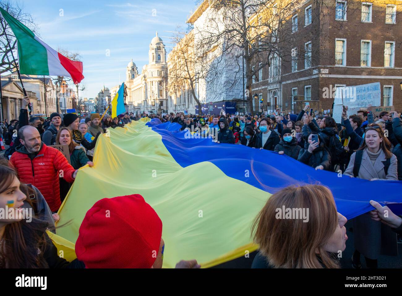 LONDON, FEBRUAR 26 2022 Pro-ukrainische Demonstranten protestieren gegen die russische Invasion in der Ukraine im Londoner Whitehall Stockfoto