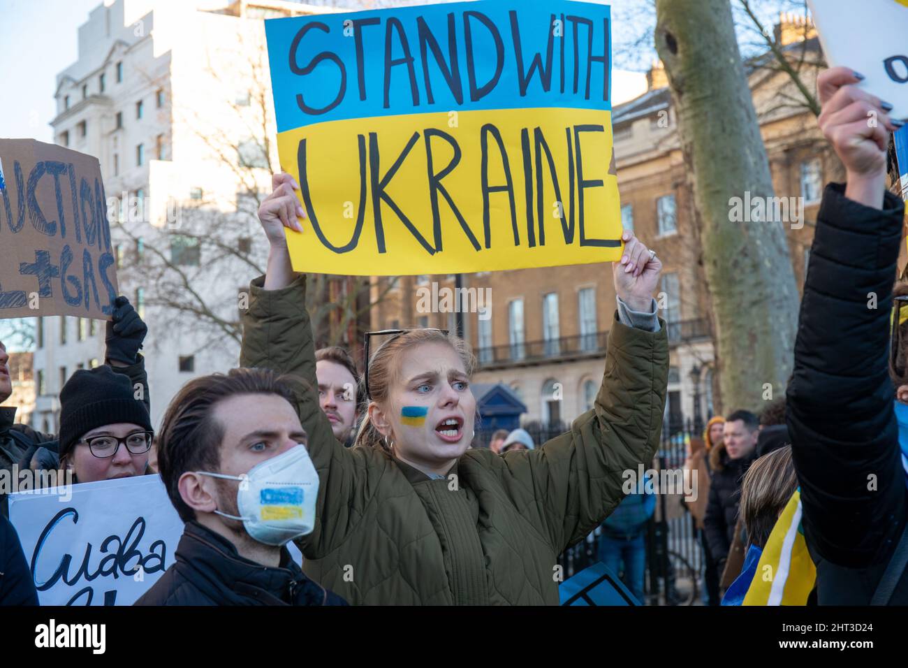 LONDON, FEBRUAR 26 2022 Pro-ukrainische Demonstranten protestieren gegen die russische Invasion in der Ukraine im Londoner Whitehall Stockfoto