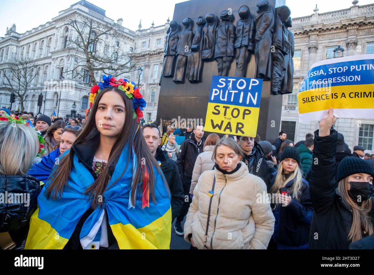 LONDON, FEBRUAR 26 2022 Pro-ukrainische Demonstranten protestieren gegen die russische Invasion in der Ukraine im Londoner Whitehall Stockfoto