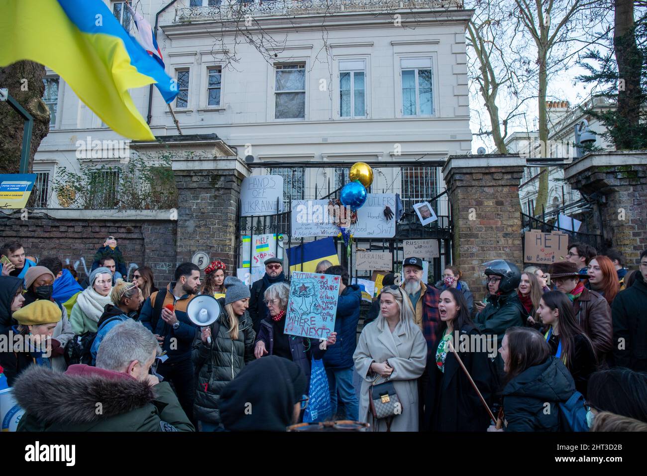 LONDON, FEBRUAR 26 2022 Pro-ukrainische Demonstranten protestieren vor der russischen Botschaft gegen die russische Invasion in der Ukraine. Stockfoto