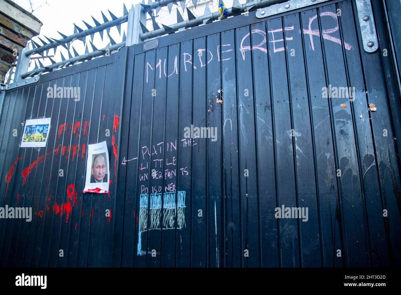 LONDON, FEBRUAR 26 2022 Pro-ukrainische Demonstranten protestieren vor der russischen Botschaft gegen die russische Invasion in der Ukraine. Stockfoto
